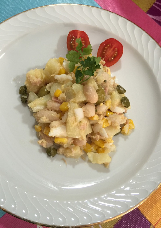 Una foto de Ensalada de patatas y alubias blancas