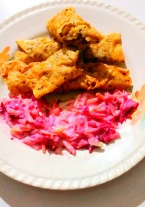 A picture of Potato veggies stuff papad roll with salad.