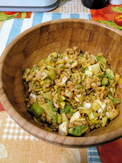 Una foto de Ensalada tibia de arroz integral con aguacate y puerro
