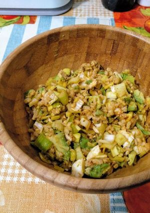 Foto principal de Ensalada tibia de arroz integral con aguacate y puerro
