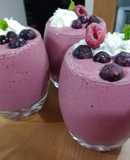 Milk Shake de frambuesas y arándanos con kéfir