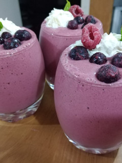 Una foto de Milk Shake de frambuesas y arándanos con kéfir