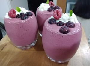 Una foto de Milk Shake de frambuesas y arándanos con kéfir