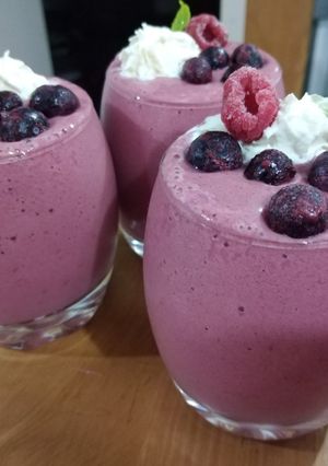 Una foto de Milk Shake de frambuesas y arándanos con kéfir