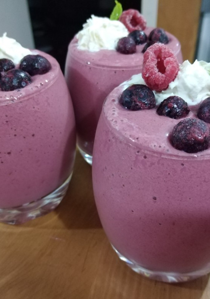 Una foto de Milk Shake de frambuesas y arándanos con kéfir