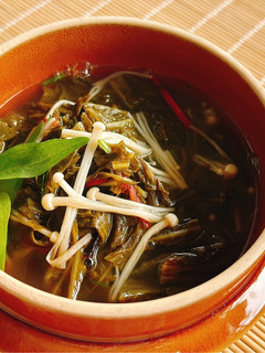 Hình của món Canh dưa chua nấm kim châm.