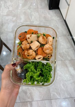 Hình của món Lunch Box: Mì xào hải sản.