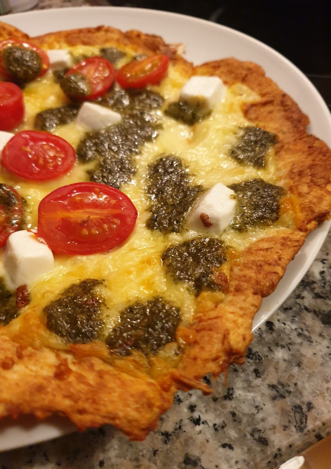 Una foto de Popizza de pesto 🍕