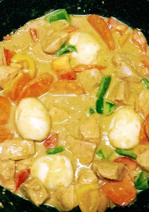 A picture of chicken curry.