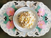 Una foto de sopa fria con piña