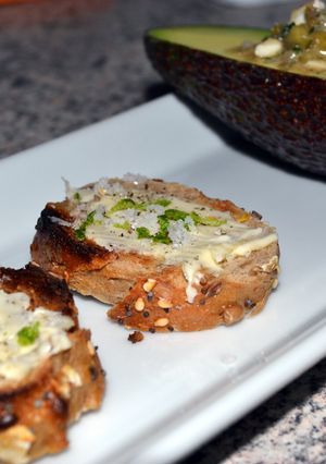 A picture of Avocado Con Vinaigrette.