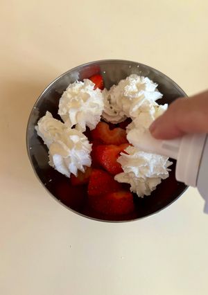 Φωτογραφία της συνταγής 👨‍🍳Φράουλες 🍓με Σαντιγί!💋