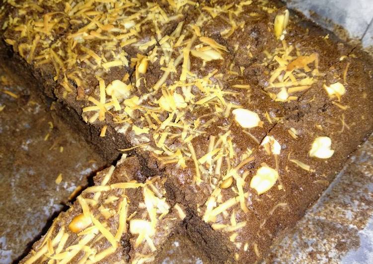 Brownis coklat panggang toping keju dan kacang