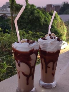 चॉको हेज़लनट मिल्कशेक (Choco hazelnut milkshake recipe in hindi) रेसिपी मुख्य फोटो