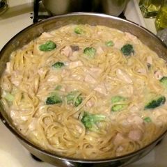 A picture of Chicken & Broccoli Alfredo.
