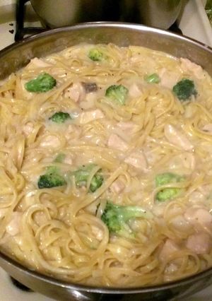 A picture of Chicken & Broccoli Alfredo.