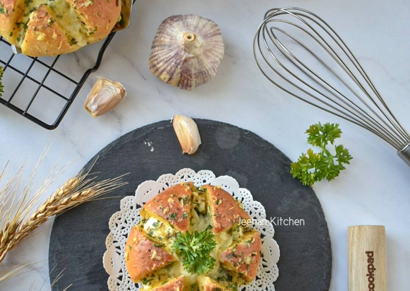 Six one-sided Korean garlic bread