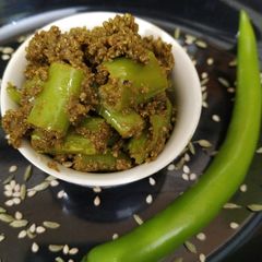 A picture of Green chilli lunji.