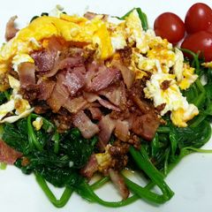 A picture of LG CRISPY BACON AND EGGS ON SPINACH.
