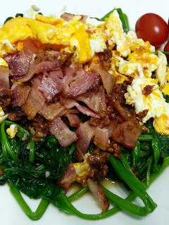 A picture of LG CRISPY BACON AND EGGS ON SPINACH.