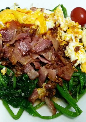 A picture of LG CRISPY BACON AND EGGS ON SPINACH.