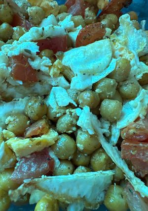Una foto de Garbanzos crujientes con huevo y tomate en la Freidora