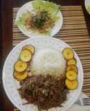 Ropa Vieja a mi estilo, acompañada de arroz blanco, monedas de plátano verde con cáscara y ensalada