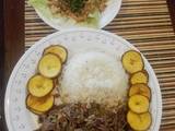 Ropa Vieja a mi estilo, acompañada de arroz blanco, monedas de plátano verde con cáscara y ensalada