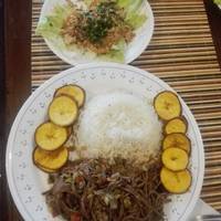 Ropa Vieja a mi estilo, acompañada de arroz blanco, monedas de plátano verde con cáscara y ensalada