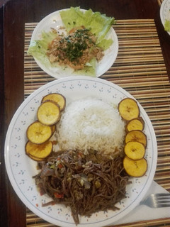 Una foto de Ropa Vieja a mi estilo, acompañada de arroz blanco, monedas de plátano verde con cáscara y ensalada