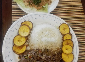 Una foto de Ropa Vieja a mi estilo, acompañada de arroz blanco, monedas de plátano verde con cáscara y ensalada