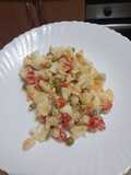 Ensalada de papas con verduras, atún y huevo duro