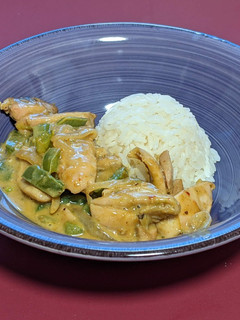 Una foto de Wok de pollo con cebolla y pimientos en salsa de cacahuete