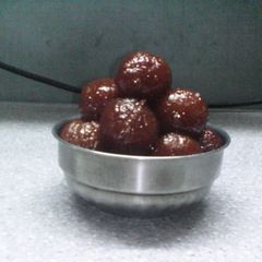 A picture of Gulab jamun.