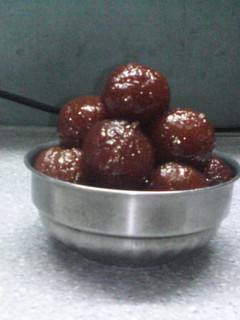 A picture of Gulab jamun.