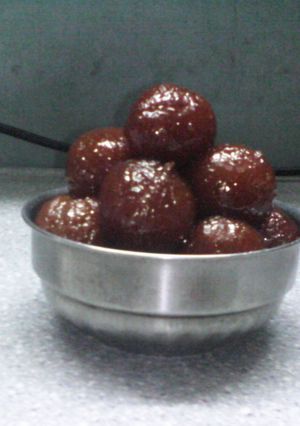 A picture of Gulab jamun.