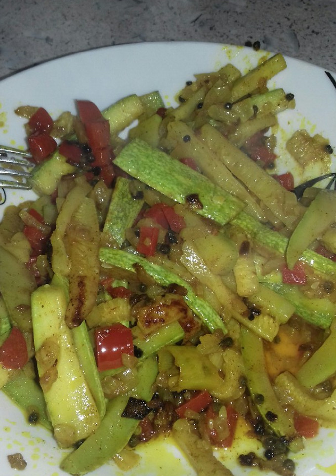 Una foto de Salteado picante de calabacín