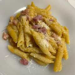 Foto di Pennette Pancetta, Pomodorini Gialli e Pecorino (Carbonara Finta)