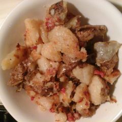 A picture of Fried potatoes with bacon.