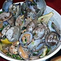 A picture of Steamed Manila Clams with Garlic & White Wine.