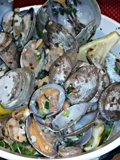A picture of Steamed Manila Clams with Garlic & White Wine.