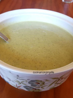 Una foto de Crema de patata, lechuga y calabacín