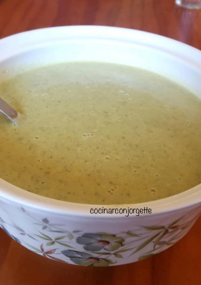 Una foto de Crema de patata, lechuga y calabacín