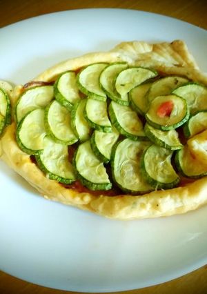 Une photo de Quiche au thon et oignon, courgettes, et sauce tomate😋👍