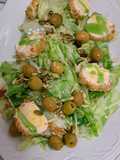 Ensalada con queso de piña, aceitunas y crema balsámica de manzana