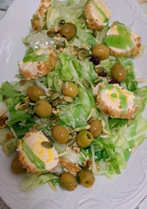 Una foto de Ensalada con queso de piña, aceitunas y crema balsámica de manzana