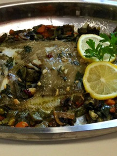 Una foto de Gallo al horno con verduras
