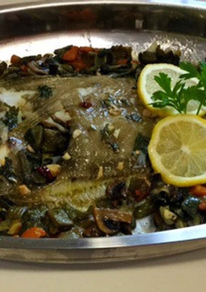 Una foto de Gallo al horno con verduras