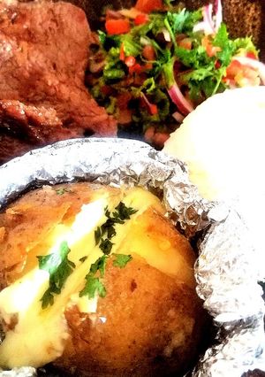 Una foto de Papas horneadas con queso 🥔🧀