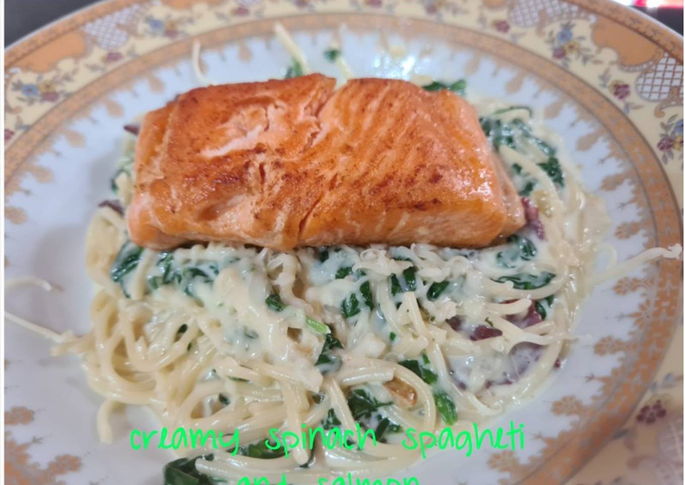 Creamy spinach spagheti and salmon